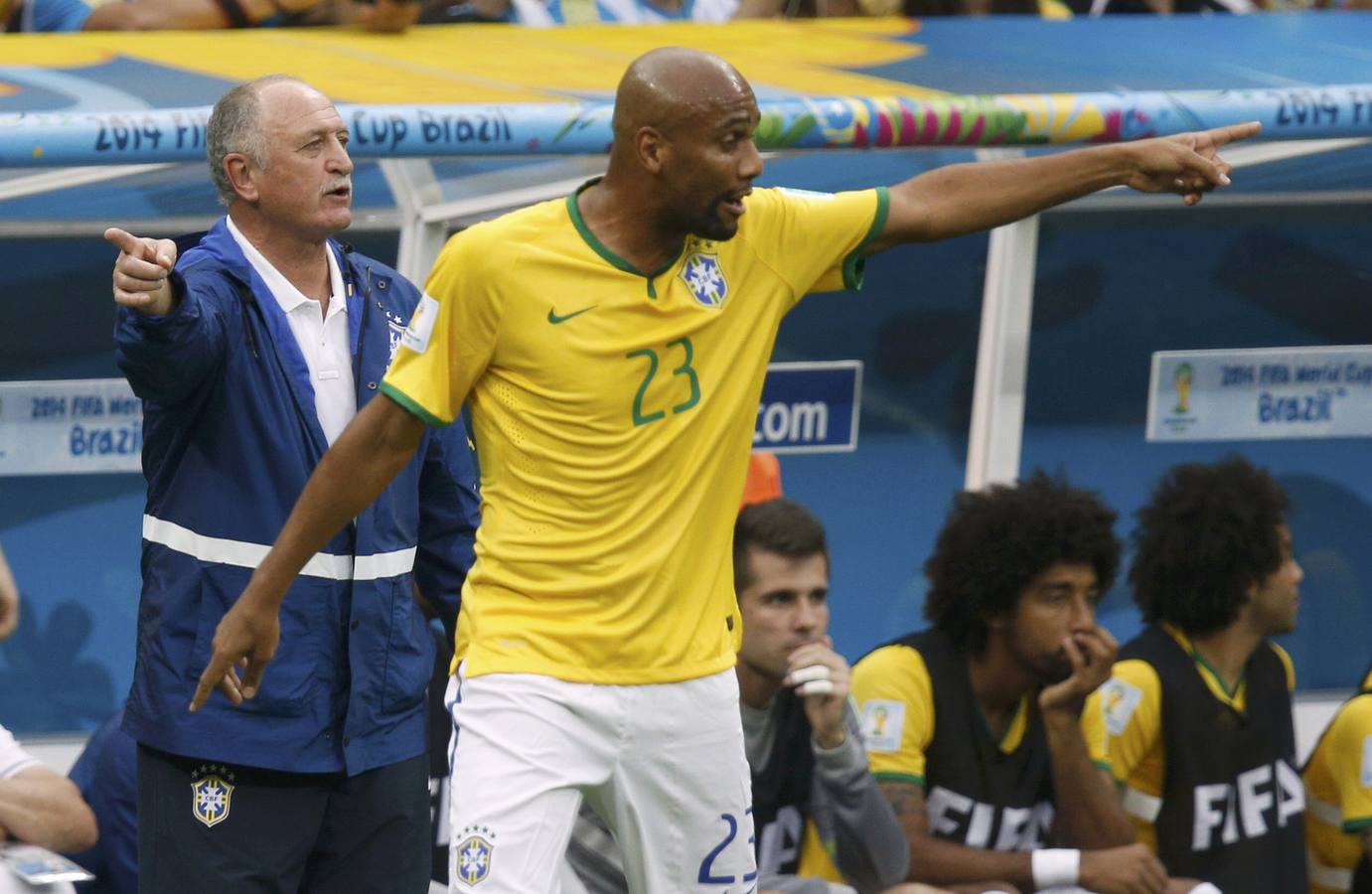 Scolari y Maicon dan instrucciones.