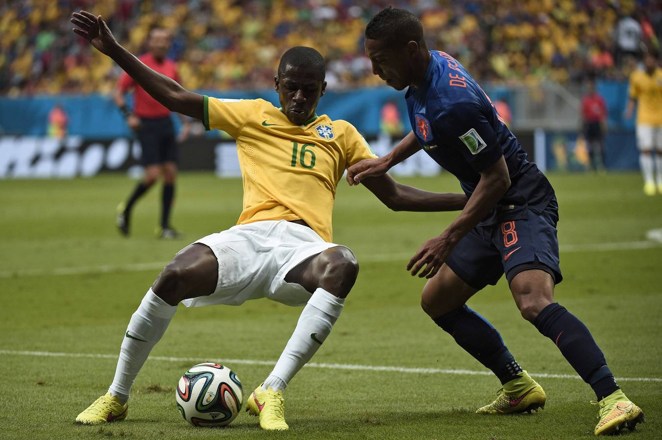 Ramires cae con el balón controlado.