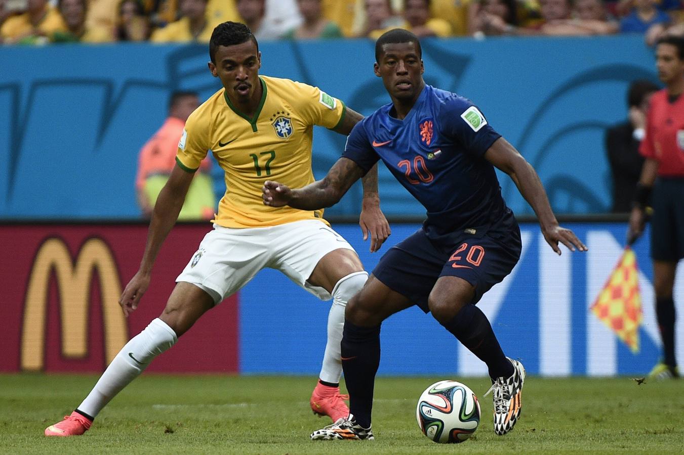 Luiz Gustavo y Georginio Wijnaldum, en una acción del partido.