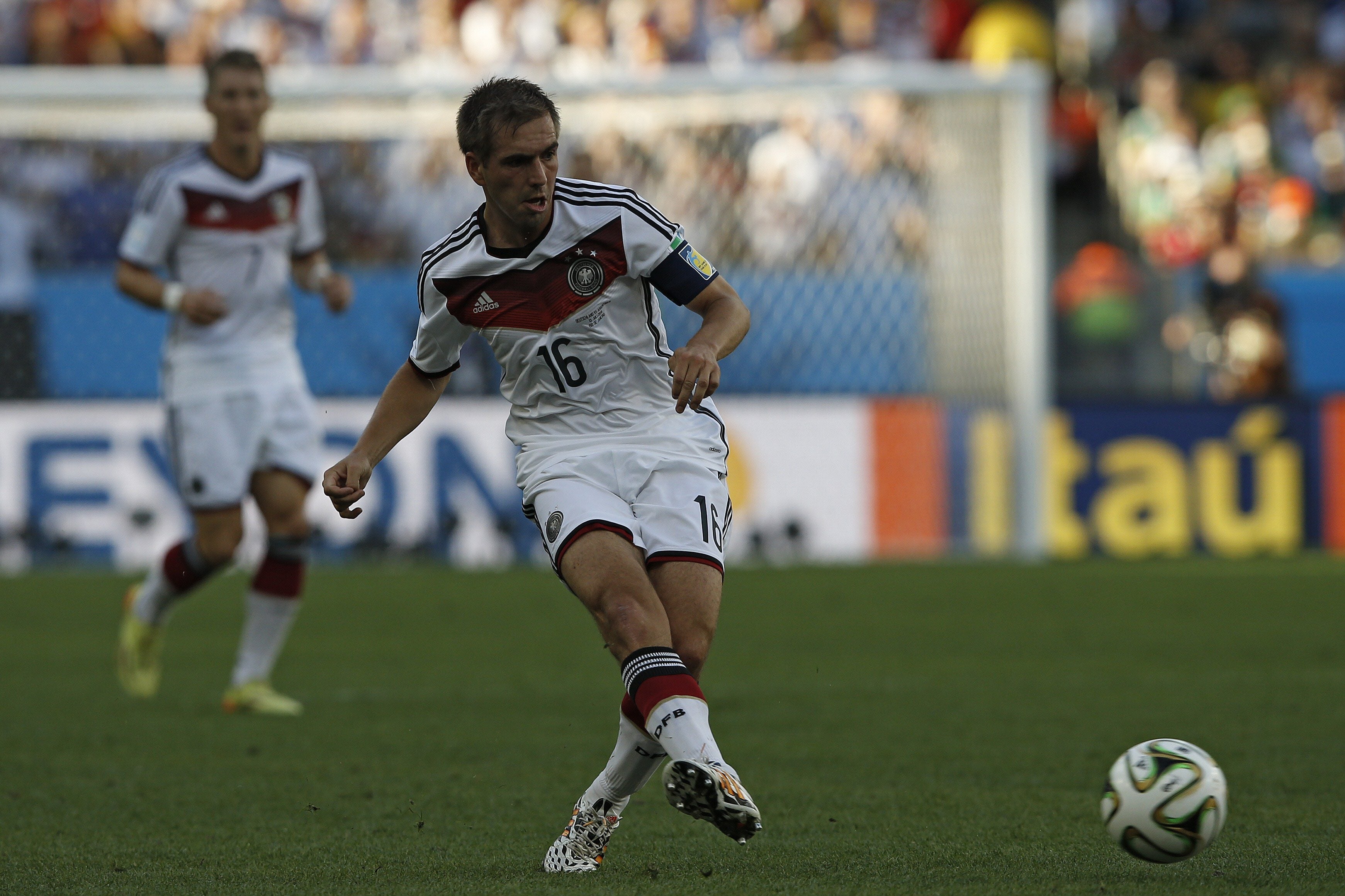 Lahm chuta un balón.