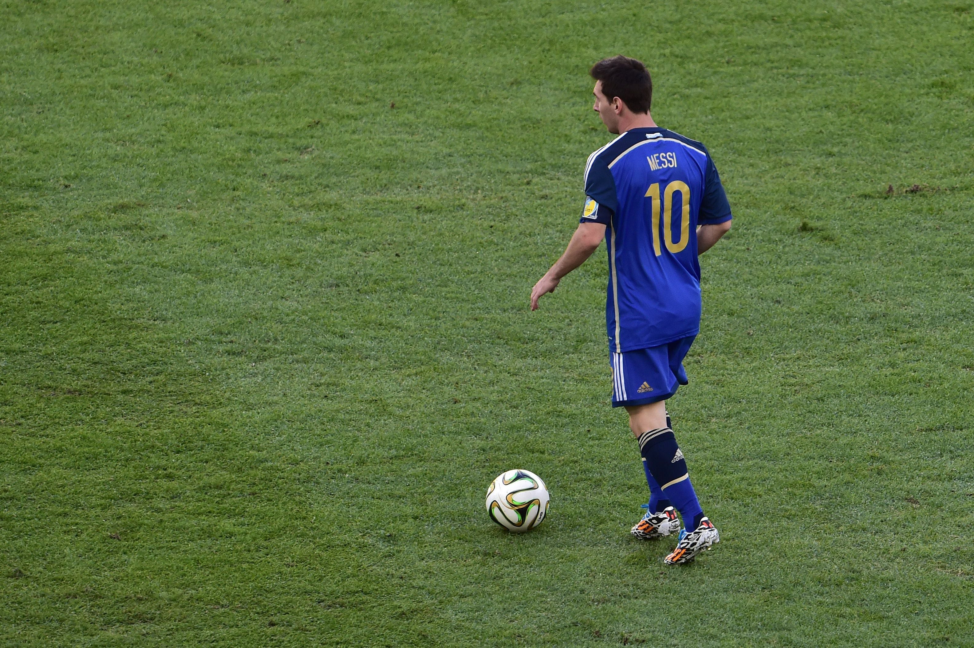 Messi conduce un balón.