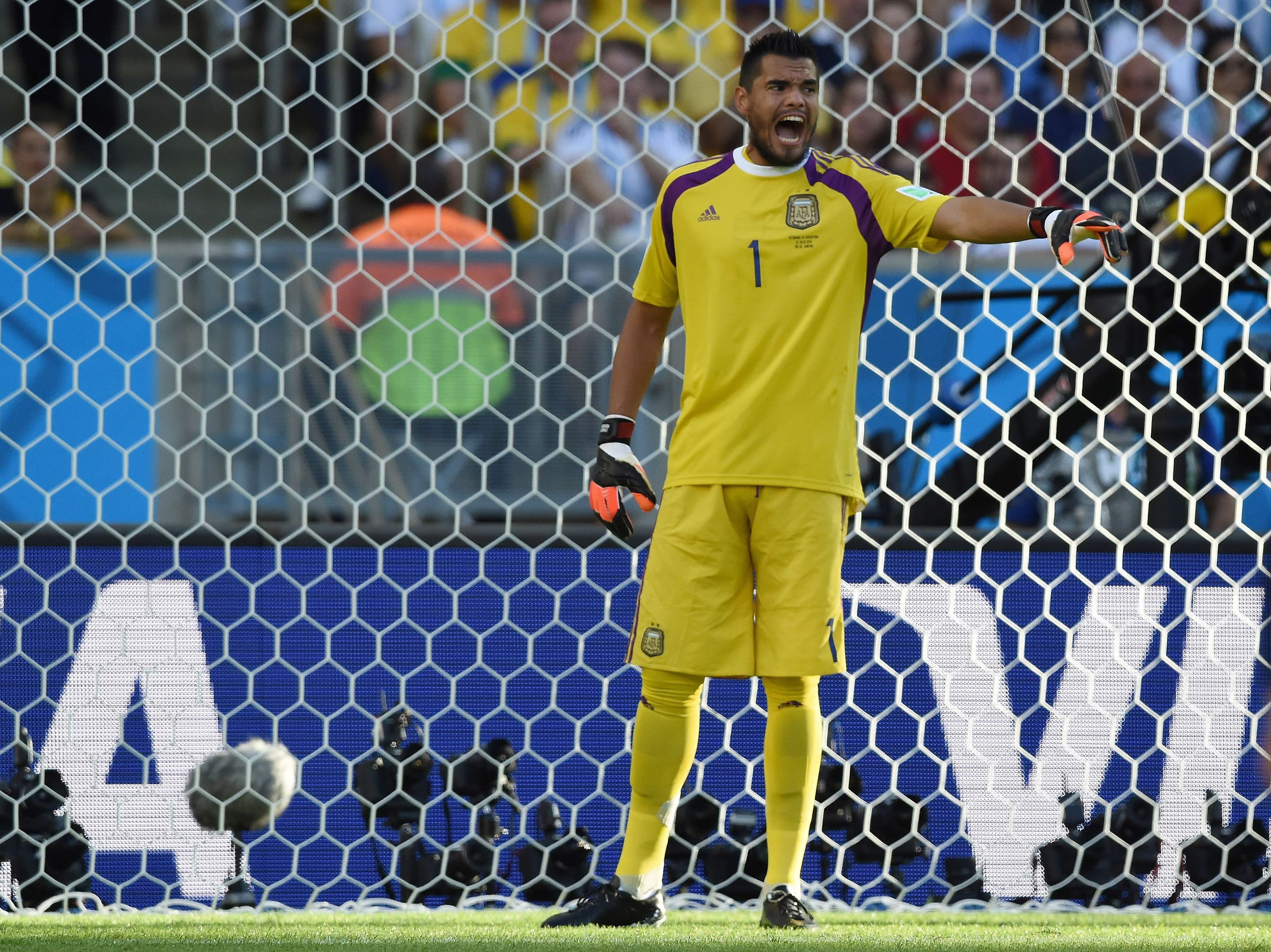 Romero da instrucciones a sus compañeros durante el encuentro.