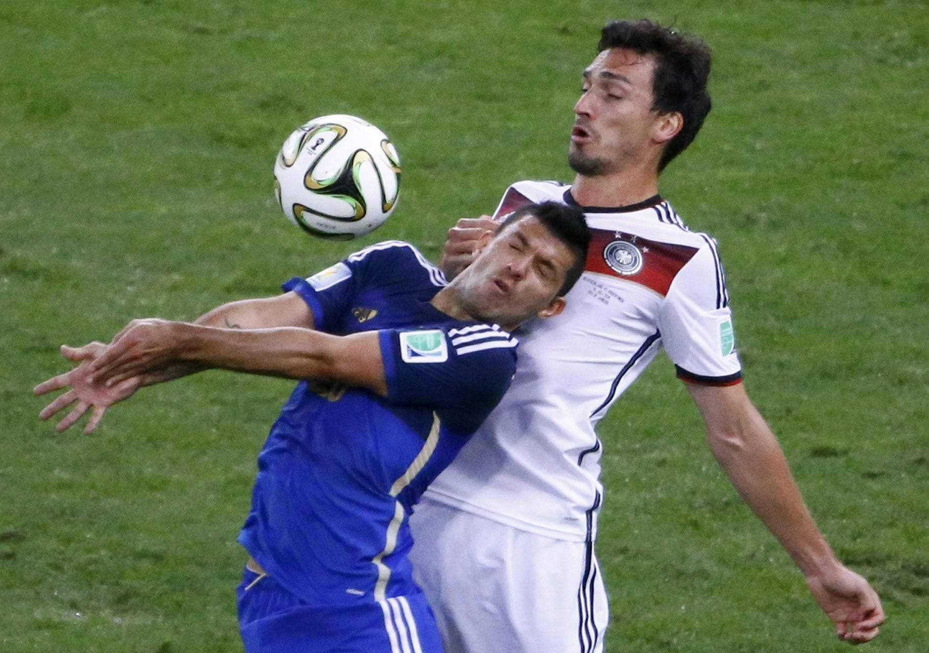 Agüero (i) pelea un balón con el alemán Hummels.