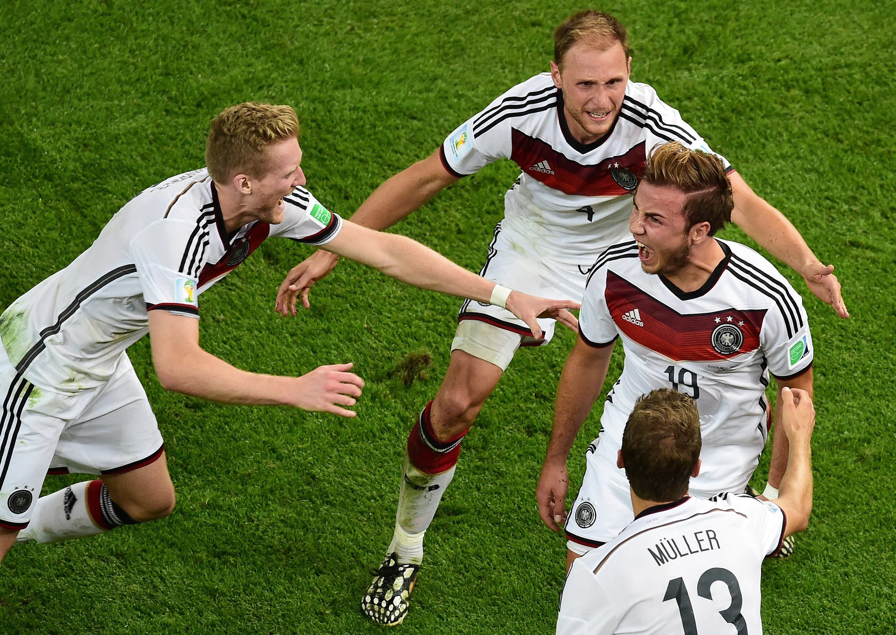 Götze celebra el gol con sus compañeros.