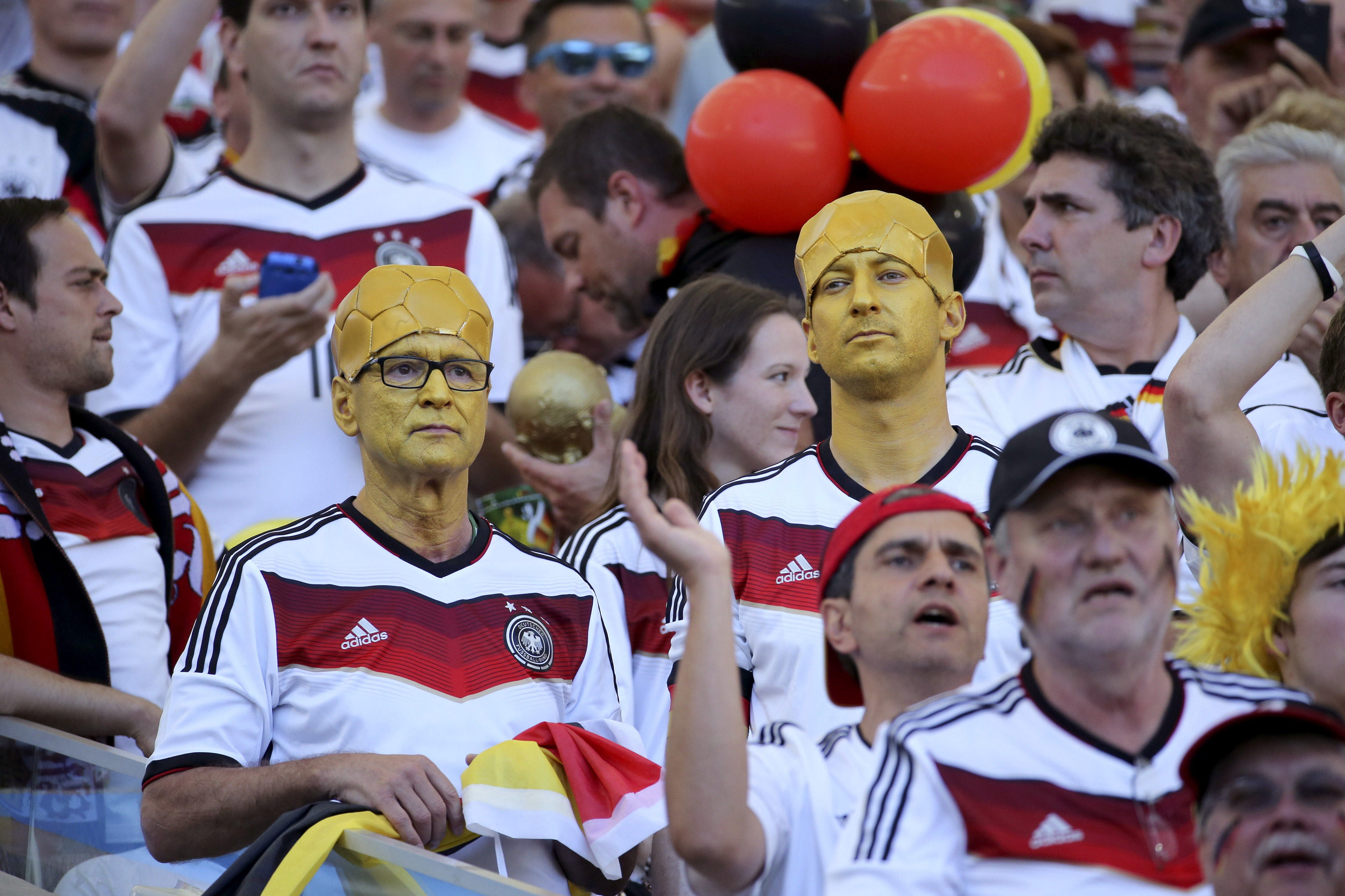 Seguidores alemanes, durante el partido.