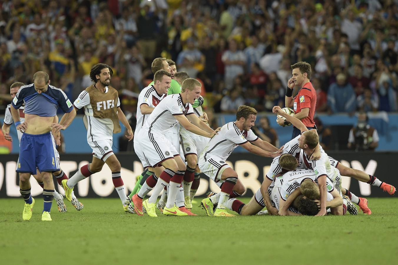 Los jugadores alemanes se agolpan en el suelo celebrando el campeonato del mundo.