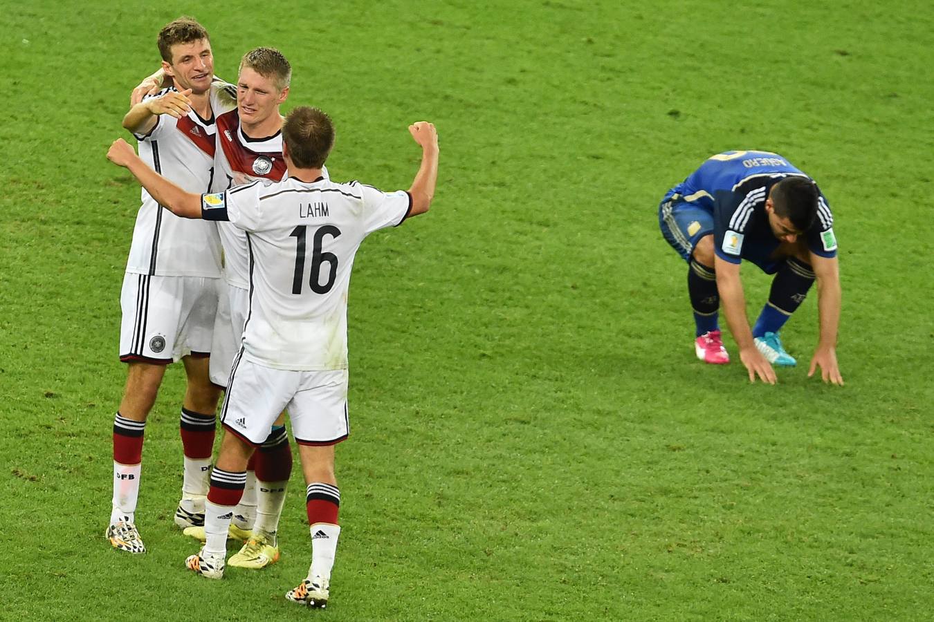 Müller (i), Schweinsteiger (c) y Lahm se abrazan tras vencer a Argentina.