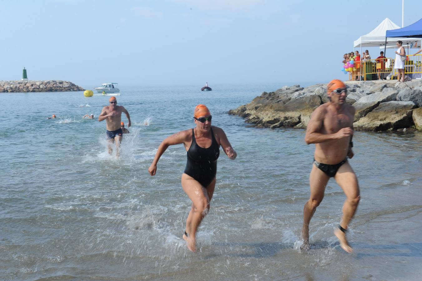 Marbella acoge una travesía a nado benéfica