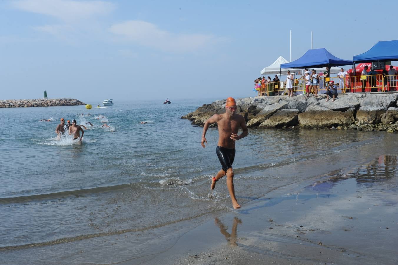 Marbella acoge una travesía a nado benéfica