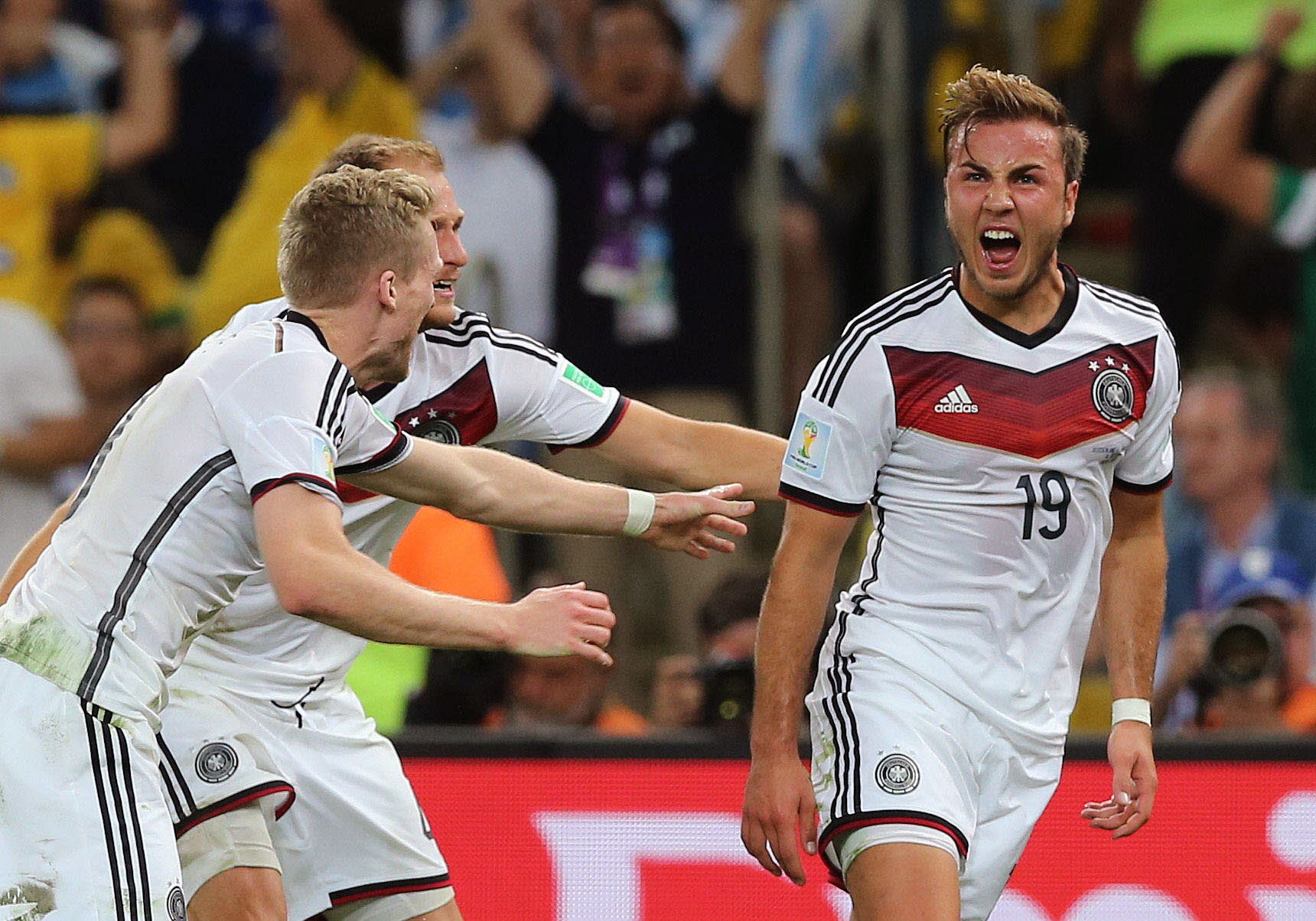 13 julio - Götze da la cuarta estrella a Alemania. Argentina y Alemania se citan en el mítico Maracaná para la final mundialista, la más repetida en la historia (tres veces). Mario Götze , que había perdido su puesto de titular en el transcurso del torneo, sale poco antes de la prórroga y en el minuto 113 controla con el pecho un centro de André Schürrle y sin dejarla caer bate a Sergio Romero, dando la cuarta estrella a la Mannschaft. El capitán germano Philipp Lahm levanta la Copa del Mundo para el primer título mundial desde la reunificación de Alemania.