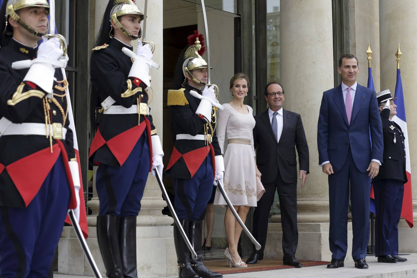 Los Reyes visitan Francia. El rey Felipe VI de España y la reina Letizia han sido recibidos hoy en el Palacio del Elíseo por el presidente francés, François Hollande.