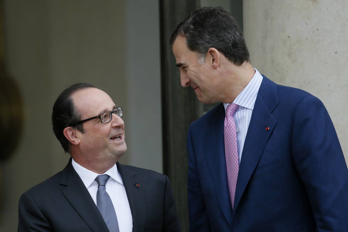 Los Reyes visitan Francia. El rey Felipe VI de España y la reina Letizia han sido recibidos hoy en el Palacio del Elíseo por el presidente francés, François Hollande.