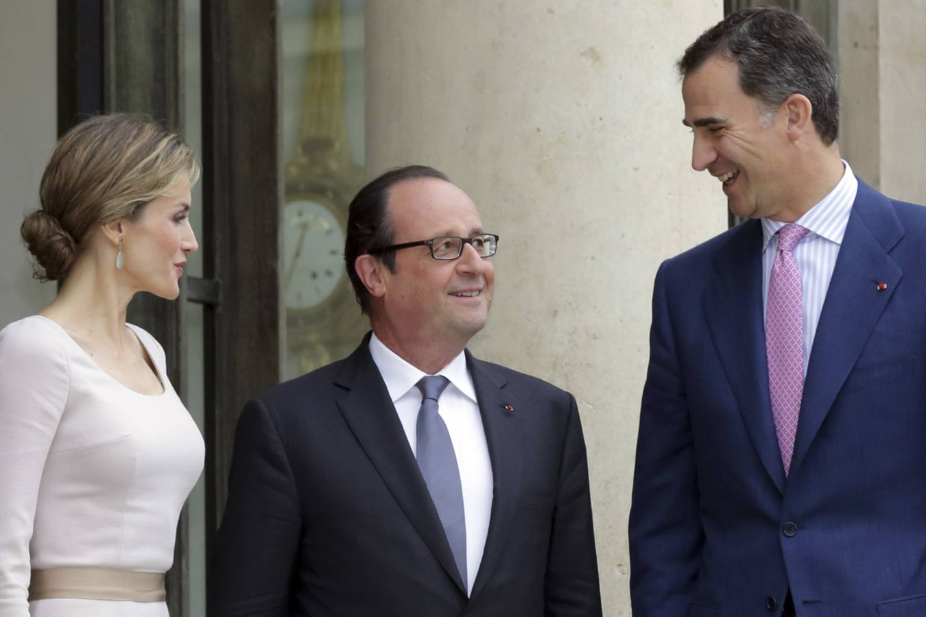 Los Reyes visitan Francia. El rey Felipe VI de España y la reina Letizia han sido recibidos hoy en el Palacio del Elíseo por el presidente francés, François Hollande.