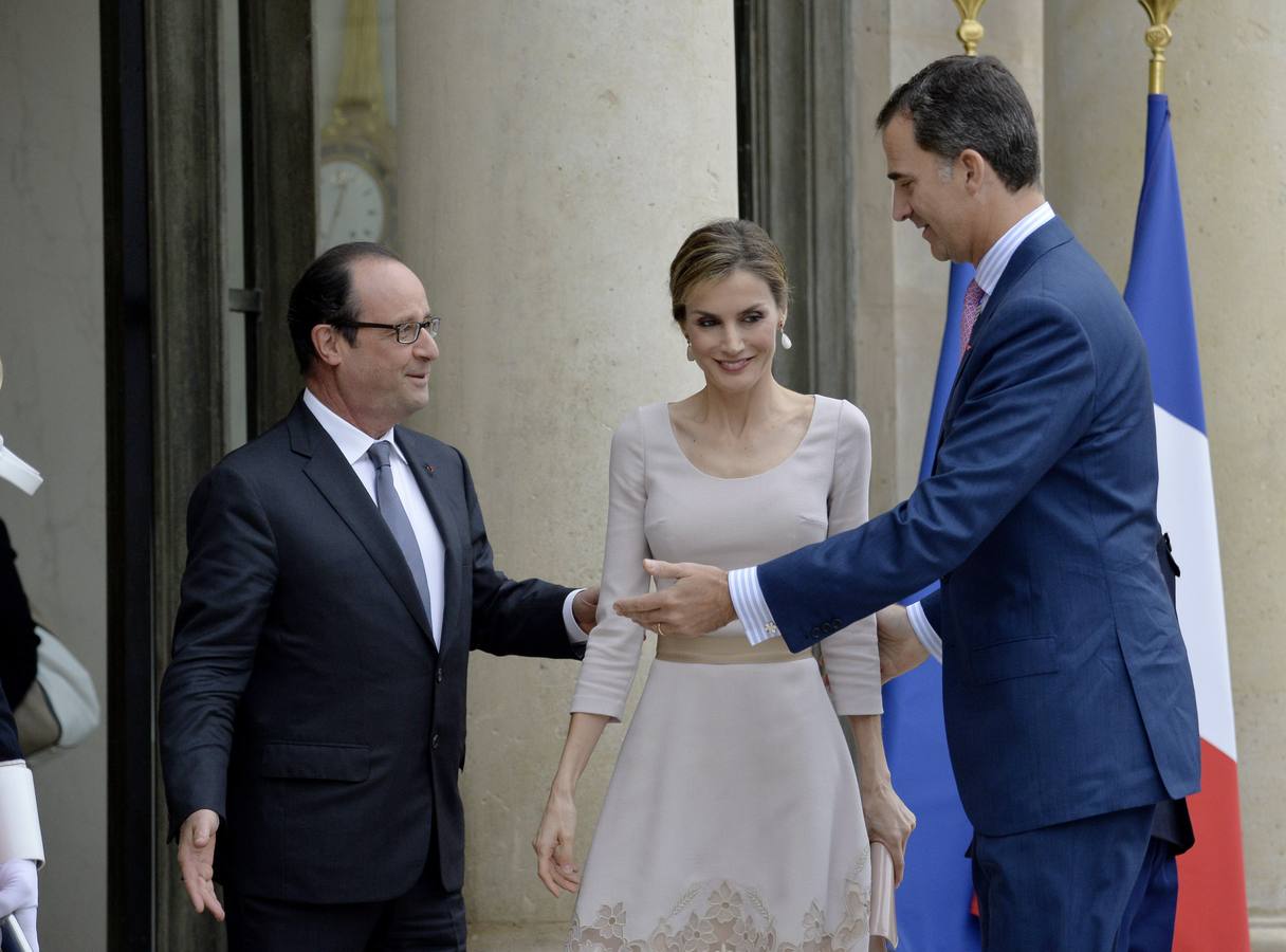 Los Reyes visitan Francia. El rey Felipe VI de España y la reina Letizia han sido recibidos hoy en el Palacio del Elíseo por el presidente francés, François Hollande.