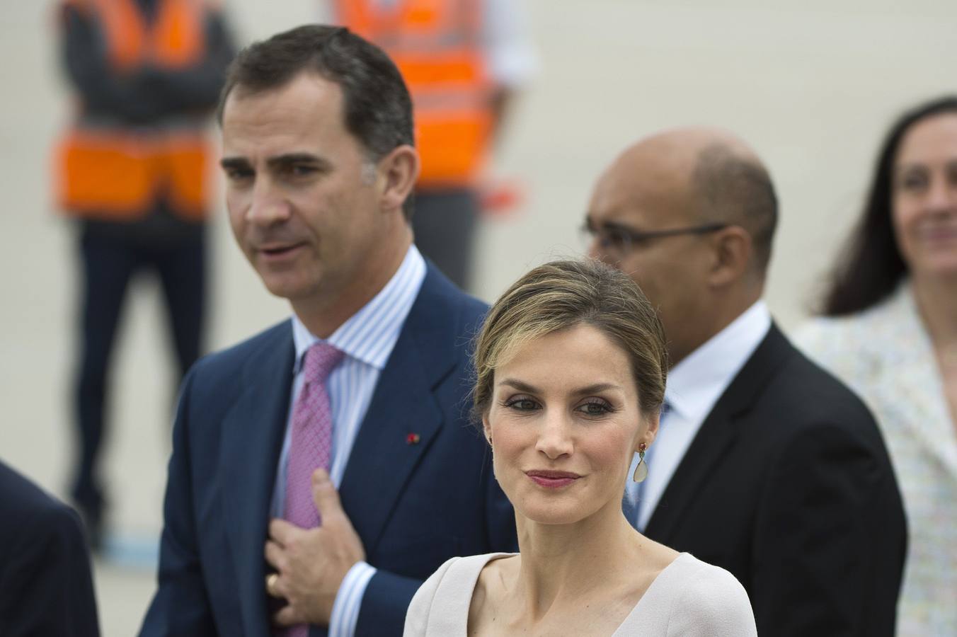 Los Reyes visitan Francia. El rey Felipe VI de España y la reina Letizia han sido recibidos hoy en el Palacio del Elíseo por el presidente francés, François Hollande.