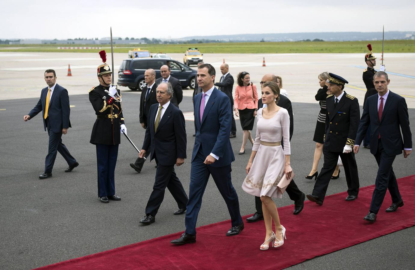 Los Reyes visitan Francia. El rey Felipe VI de España y la reina Letizia han sido recibidos hoy en el Palacio del Elíseo por el presidente francés, François Hollande.