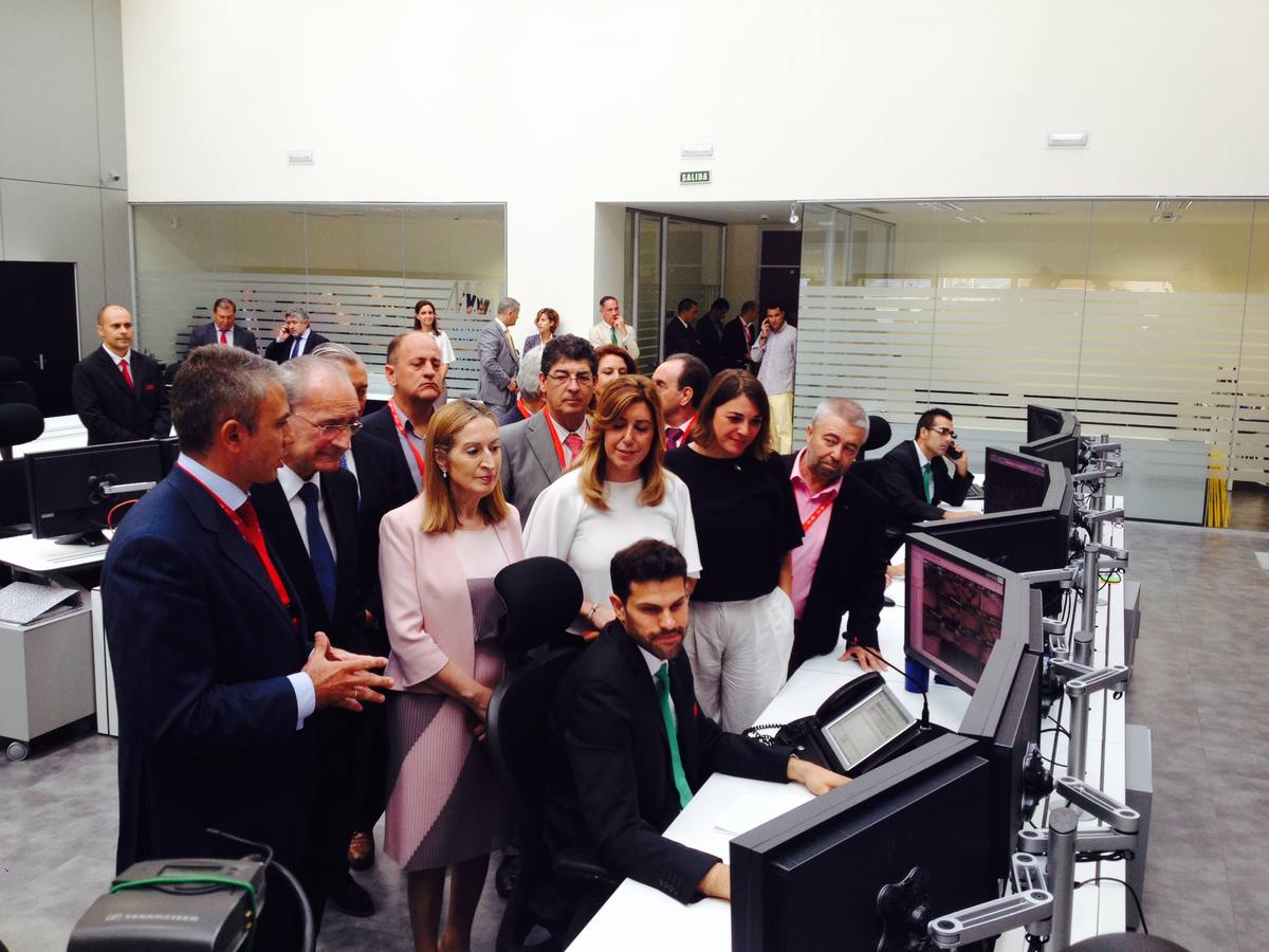 Autoridades, en el centro de control del metro.