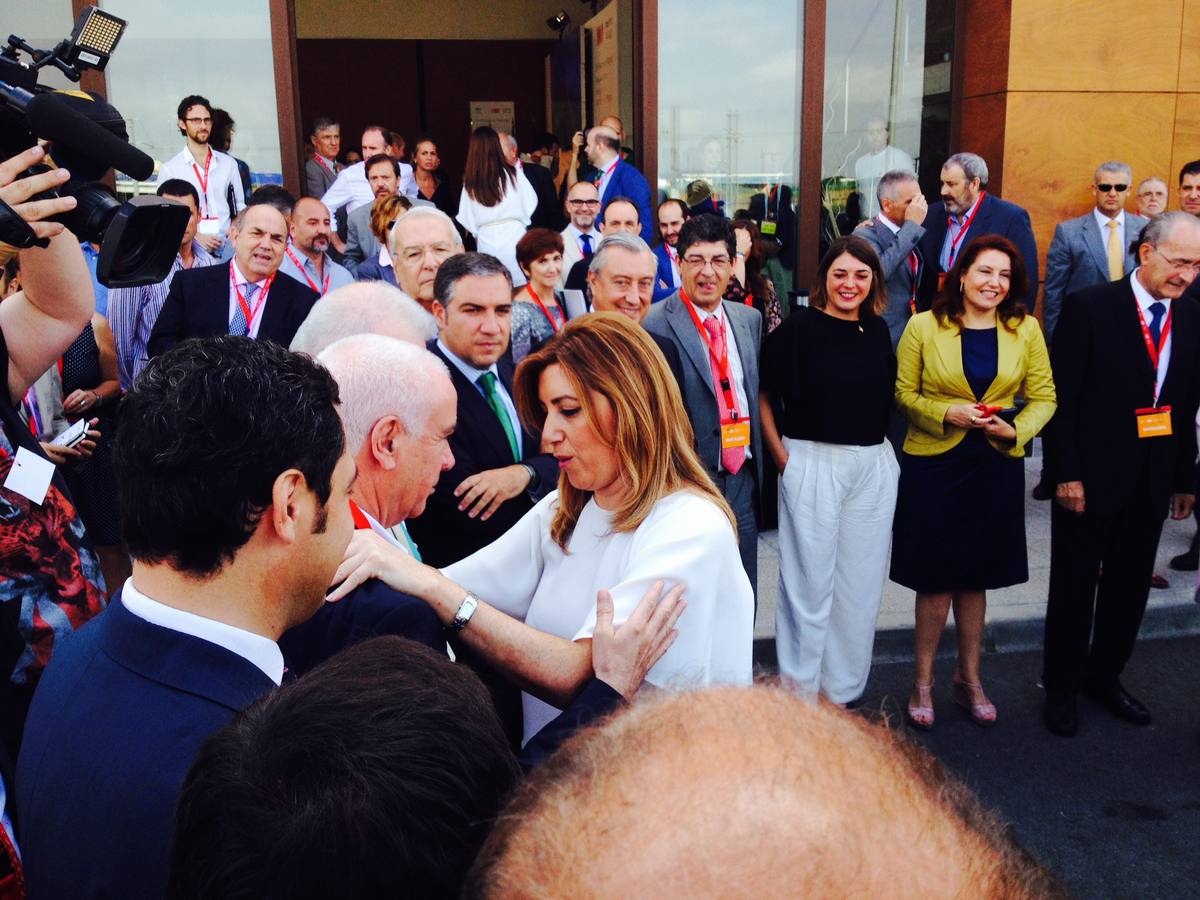 Susana Díaz saluda a Luciano Alonso.