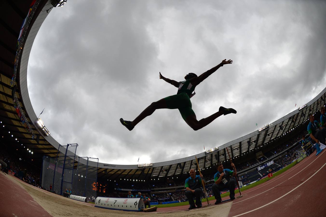 El nigeriano Hammed Suleman compitiendo en salto de longitud en los Commonwealth Games de Glasgow