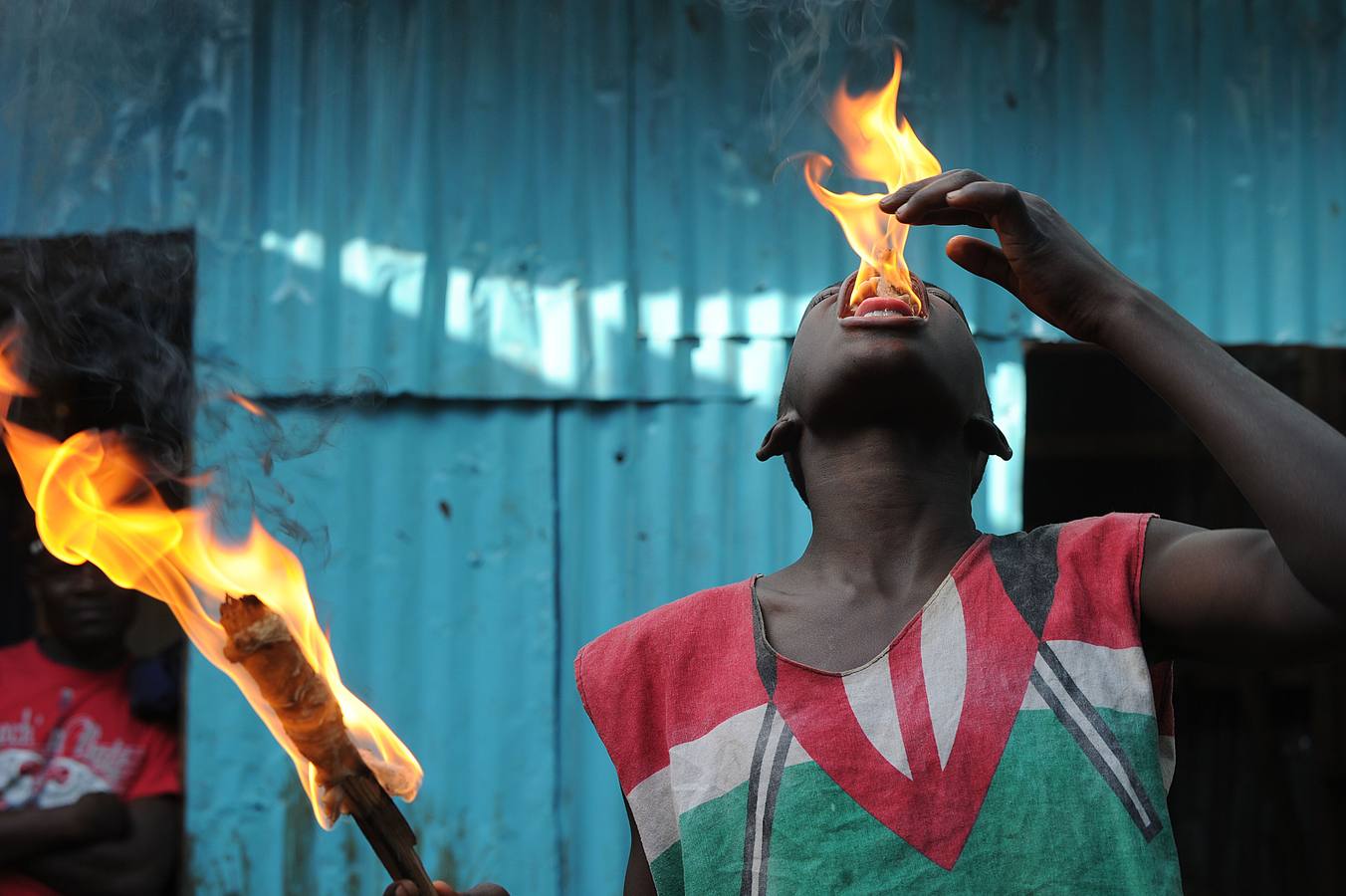 Un joven pacifista participa un acto en el bario barrio de Kibera (Nairobi) en recuerdo de los fallecidos en el conflicto étnico tras los resultados de las elecciones generales de 2007