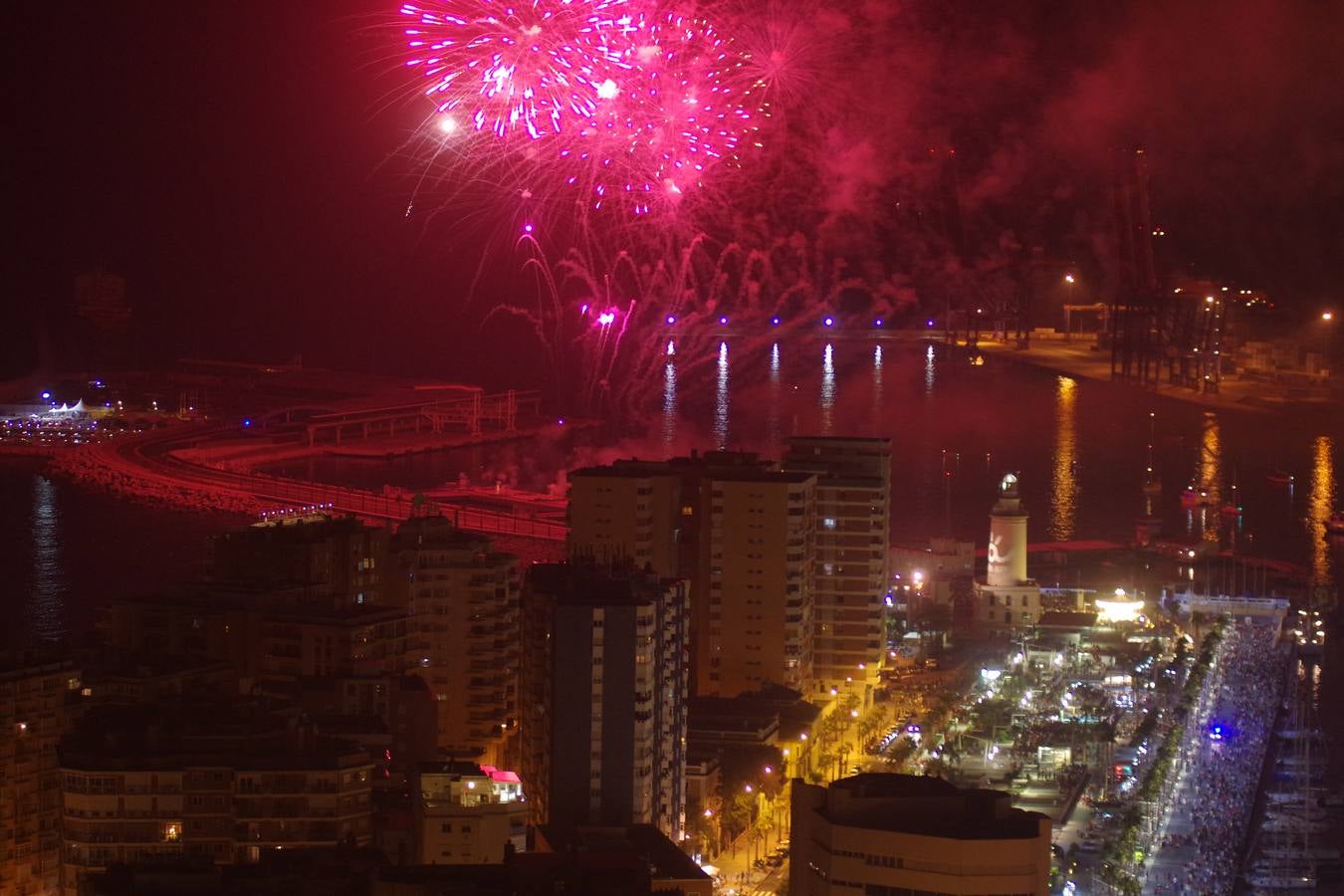 Los fuegos artificiales marcan el inicio de la Feria de Málaga