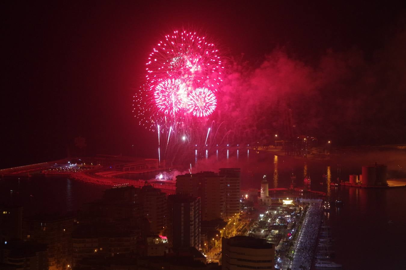 Los fuegos artificiales marcan el inicio de la Feria de Málaga