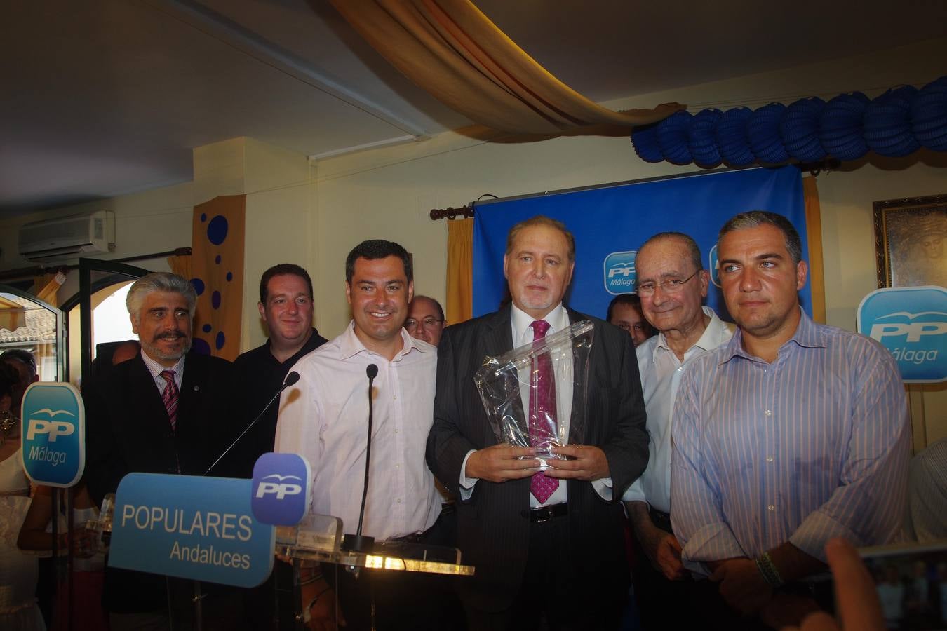 Galardón. El presidente del PP andaluz, Juanma Moreno Bonilla, su homólogo en la provincia, Elías Bendodo, y el alcalde de Málaga, Francisco de la Torre, junto al presidente del Asilo de los Ángeles, Luis Plaza, entidad galardonada con el premio ‘Populares del año’.