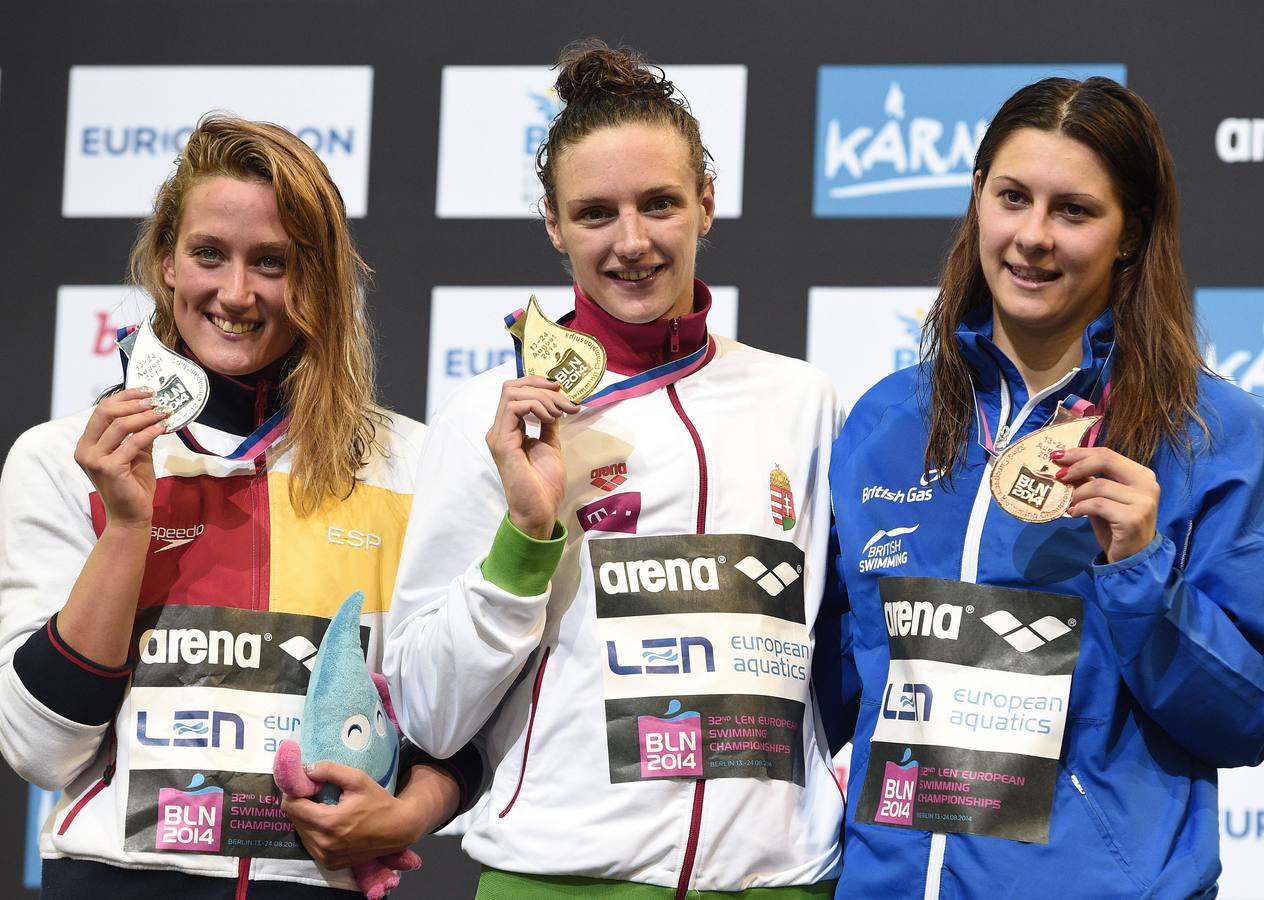 Mireia (i), con su medalla de plata, junto a Katinka Hosszu (c) y Aimee Willmott.