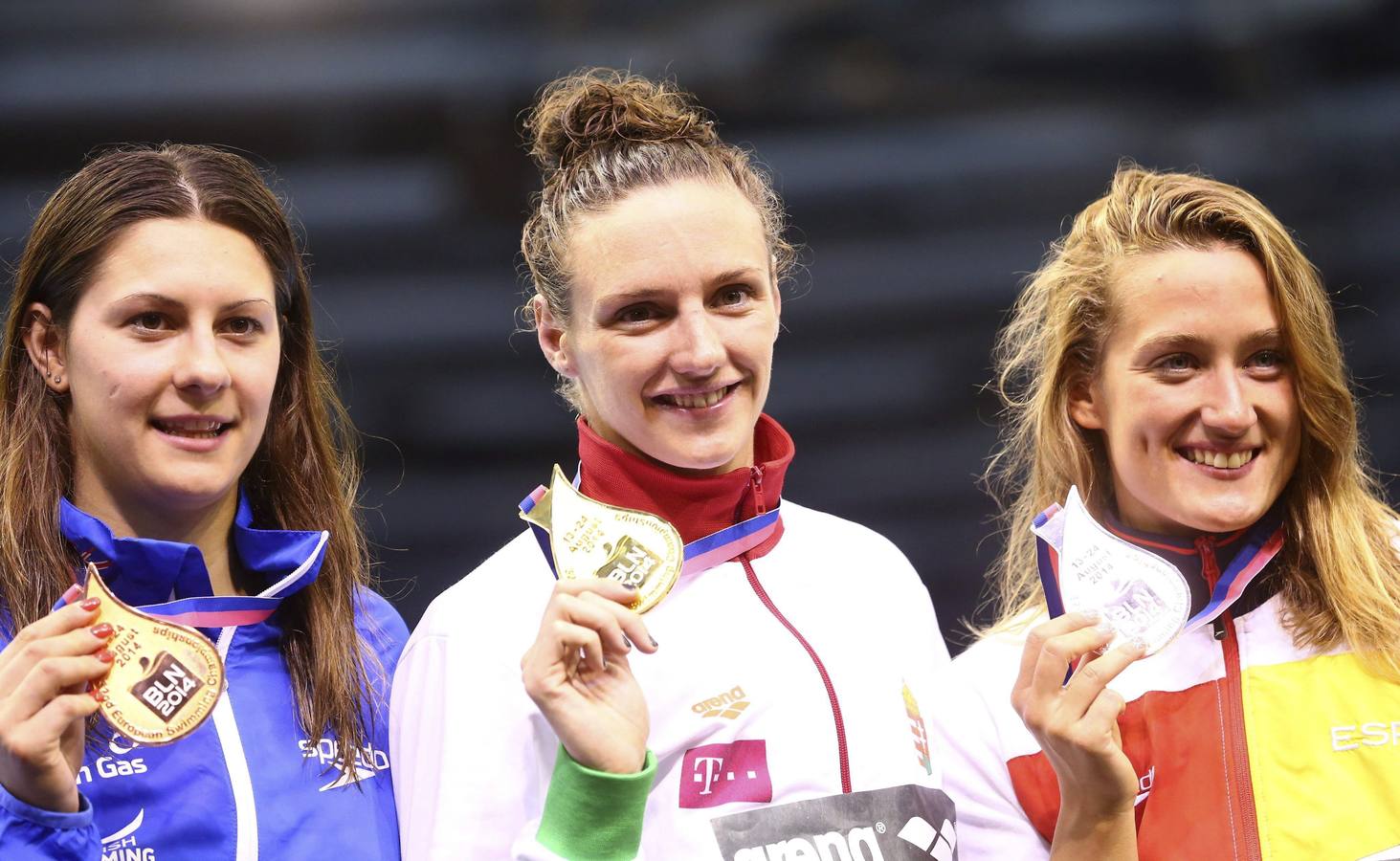 Mireia (d), con su medalla de plata, junto a Katinka Hosszu (c) y Aimee Willmott.