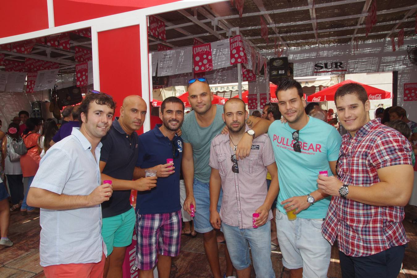 Grupo de madrileños en la feria del centro.