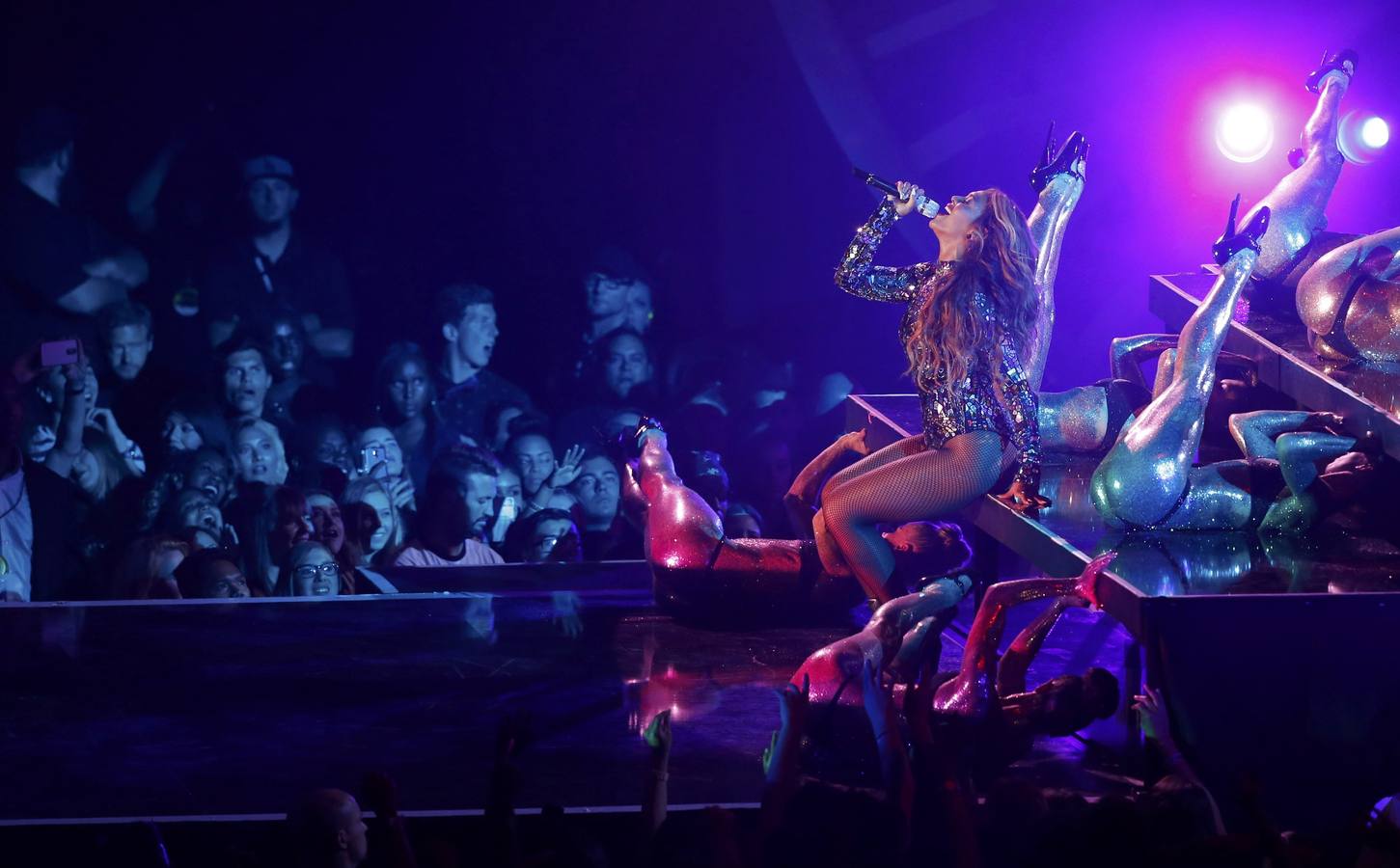 La cantante cantó y bailó  con un vestido de leotardo metálico mientras que Blue Ivy y Jay Z desde sus asientos observaban a la diva.