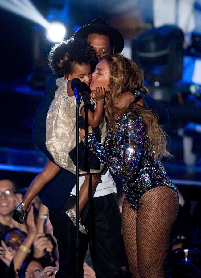 "Buen trabajo mamá" dijo la hija de Beyoncé al entregarle el premio.