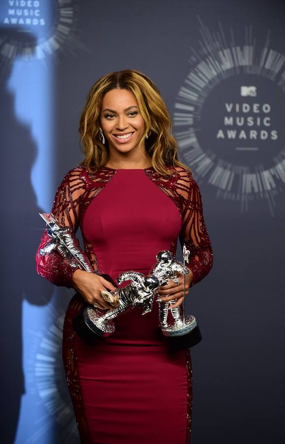 La cantante ganó los premios a la mejor colaboración en un vídeo por "Drunk In Love" con Jay Z, mejor vídeo con mensaje social y mejor coreografía, ambos por "Pretty Hurts".
