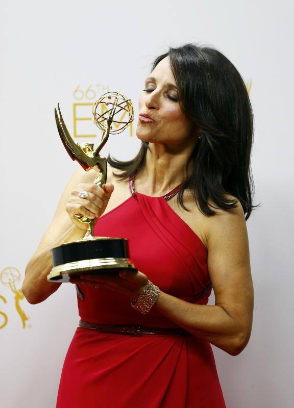 Julia Louis-Dreyfus con su estatuilla a la Mejor Actriz de Comedia por 'Veep'.