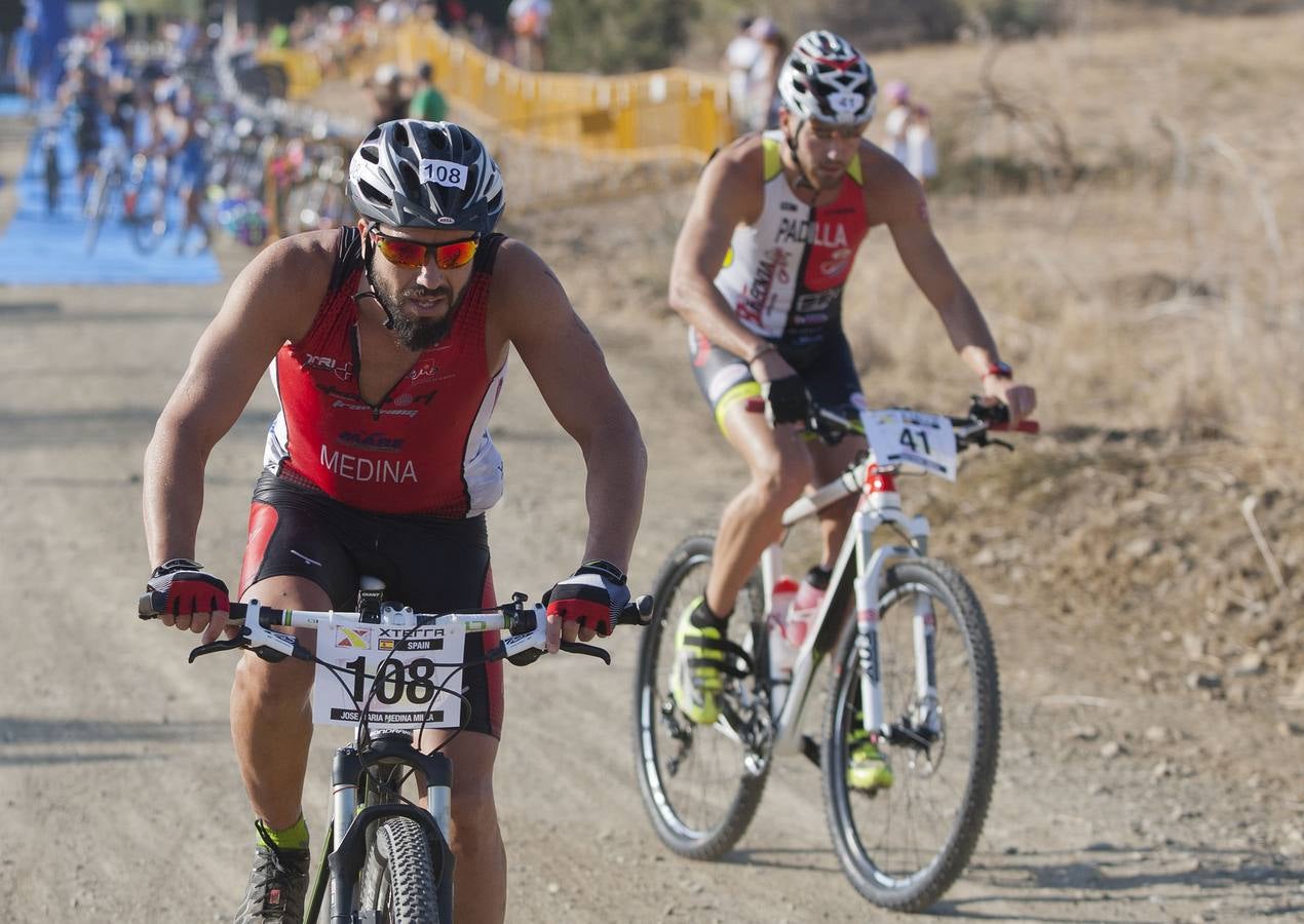 Las mejores imágenes del triatlón cross Xterra de La Viñuela-Costa del Sol