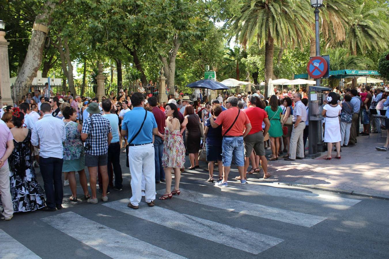 Ambiente en las calles para ver la llegada de los toreros.