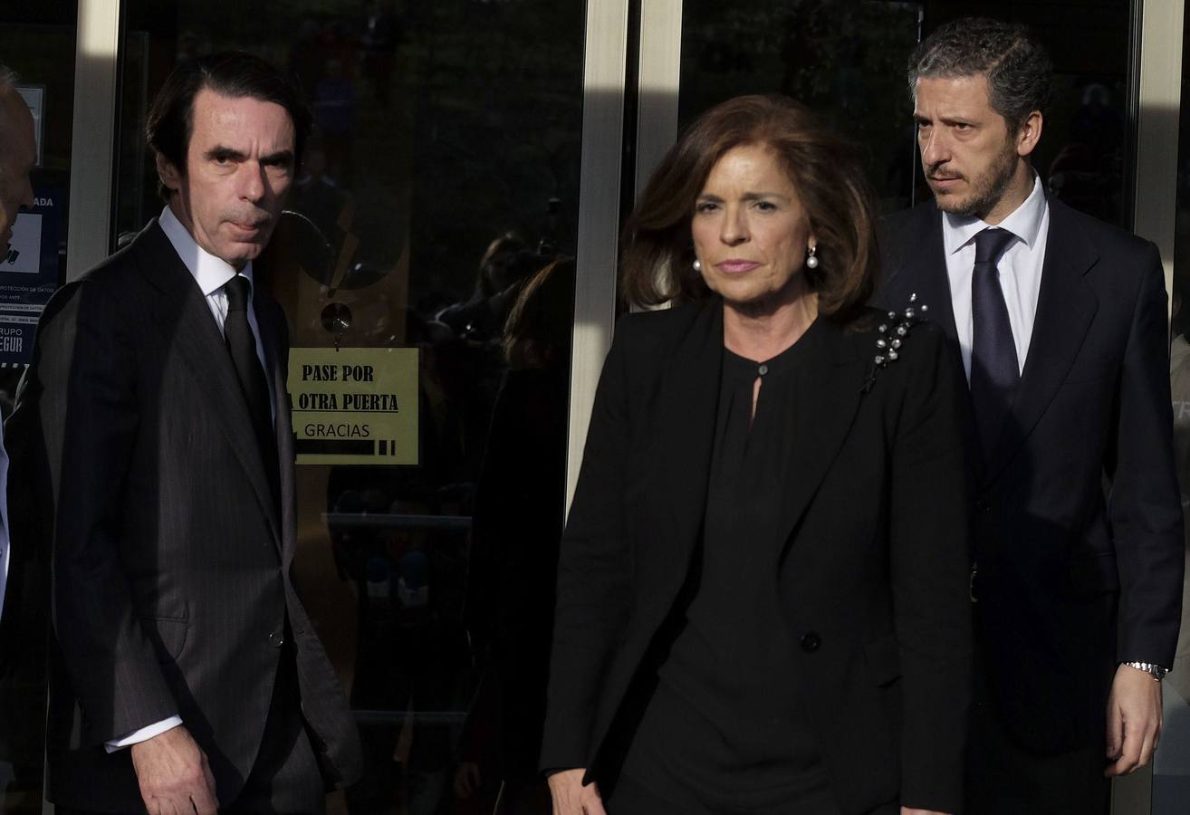 José María Aznar y Ana Botella, tras visitar la Clínica CEMTRO, donde falleció el expresidente del Gobierno Adolfo Suárez.