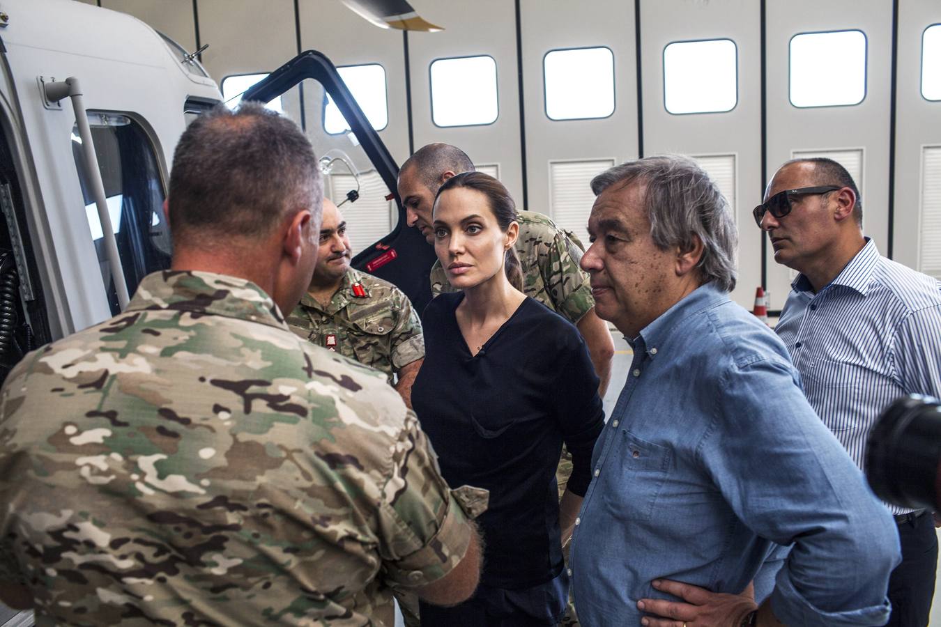 Angelina Jolie, en misión en Malta. La actriz Angelina Jolie, dentro de su compromiso con la Comisión de Refugiados de Naciones Unidas, ha acompañado a los militares destacados en la base de Valetta, en Malta