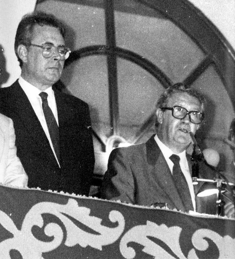 El alcalde Pedro Aparicio junto al pregonero Manuel Alcántara.. 