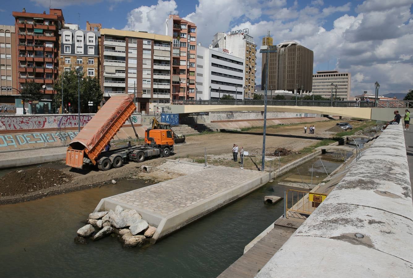 Arrancan lñas obras para paliar los malos olores del río Guadalmedina.