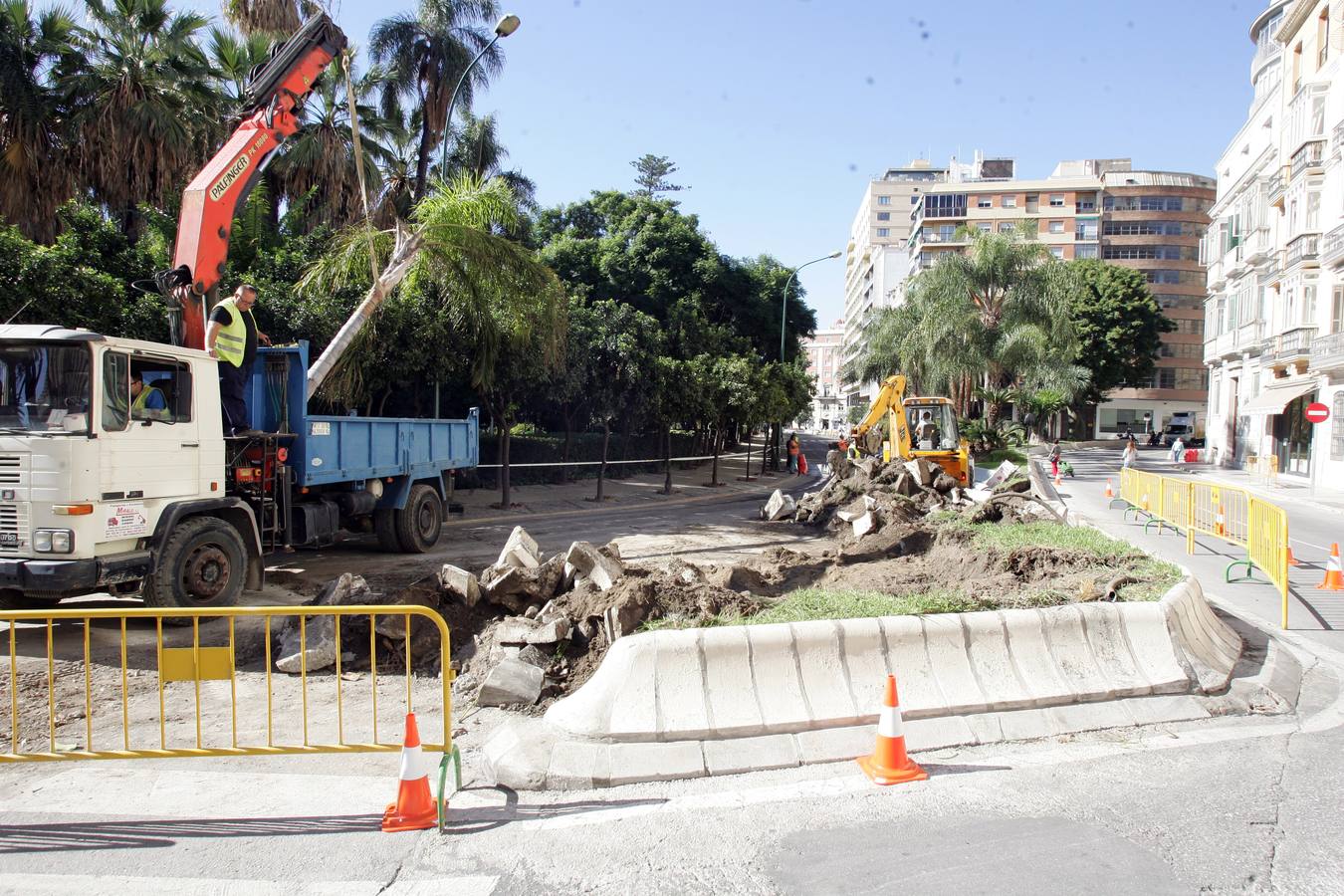 Obras en el entorno de la Catedral. El desconcierto marcó el inicio de los trabajos de reurbanización en la zona ante la ausencia de señalización de cortes y desvíos