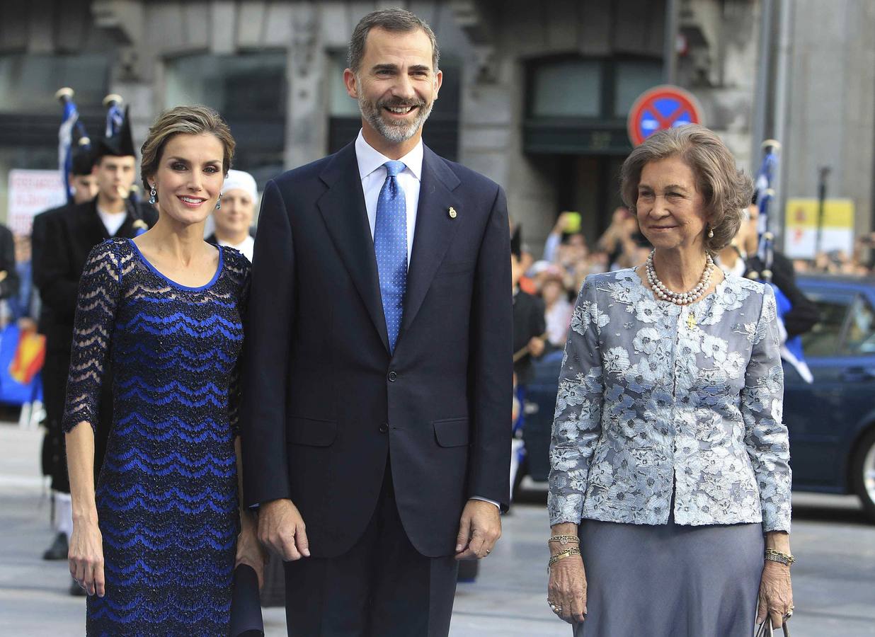 Los Reyes de España, Felipe y Letizia, junto a doña Sofía, a su llegada a la ceremonia de entrega de los Premios Príncipe de Asturias 2014.