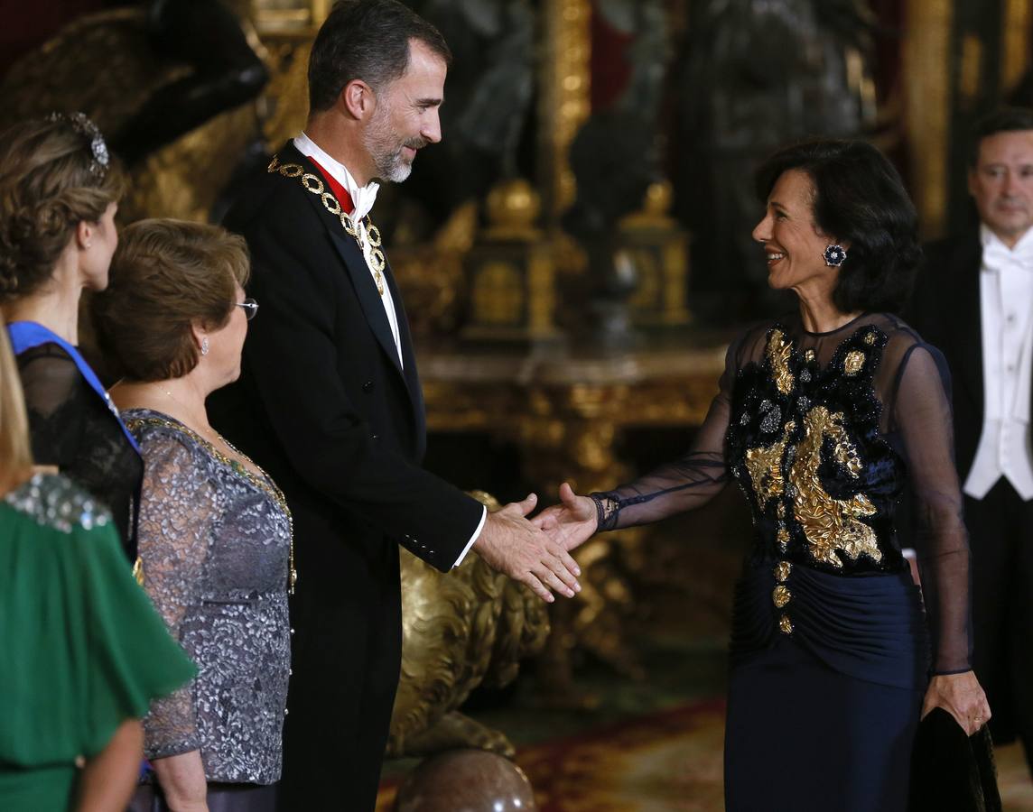 Los Reyes reciben a Bachelet en la primera visita de Estado con Felipe VI