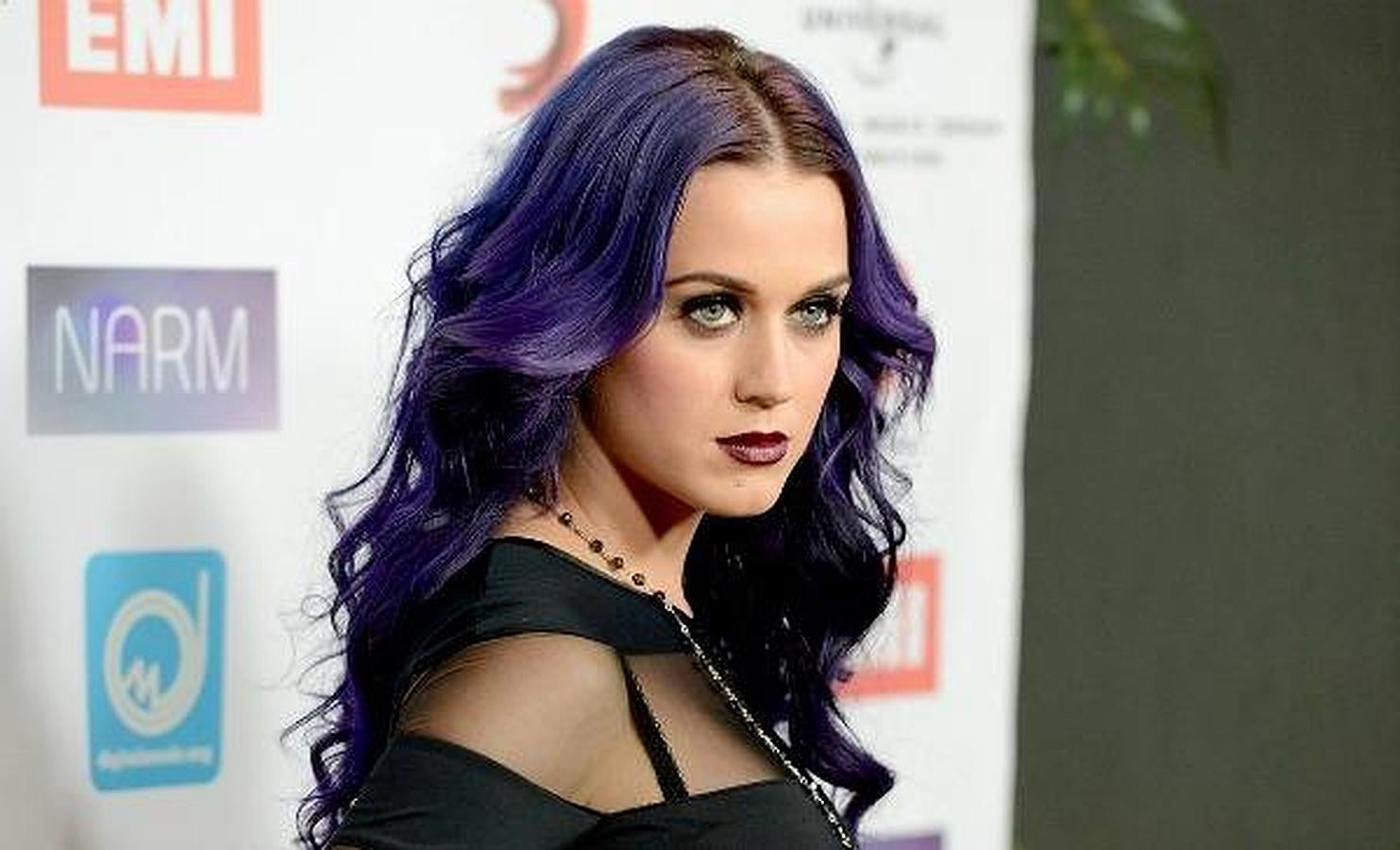 Katy Perry apuesta por el ciruela. La cantante expone su lado más gótico con un peinado y un maquillaje en perfecta sintonía