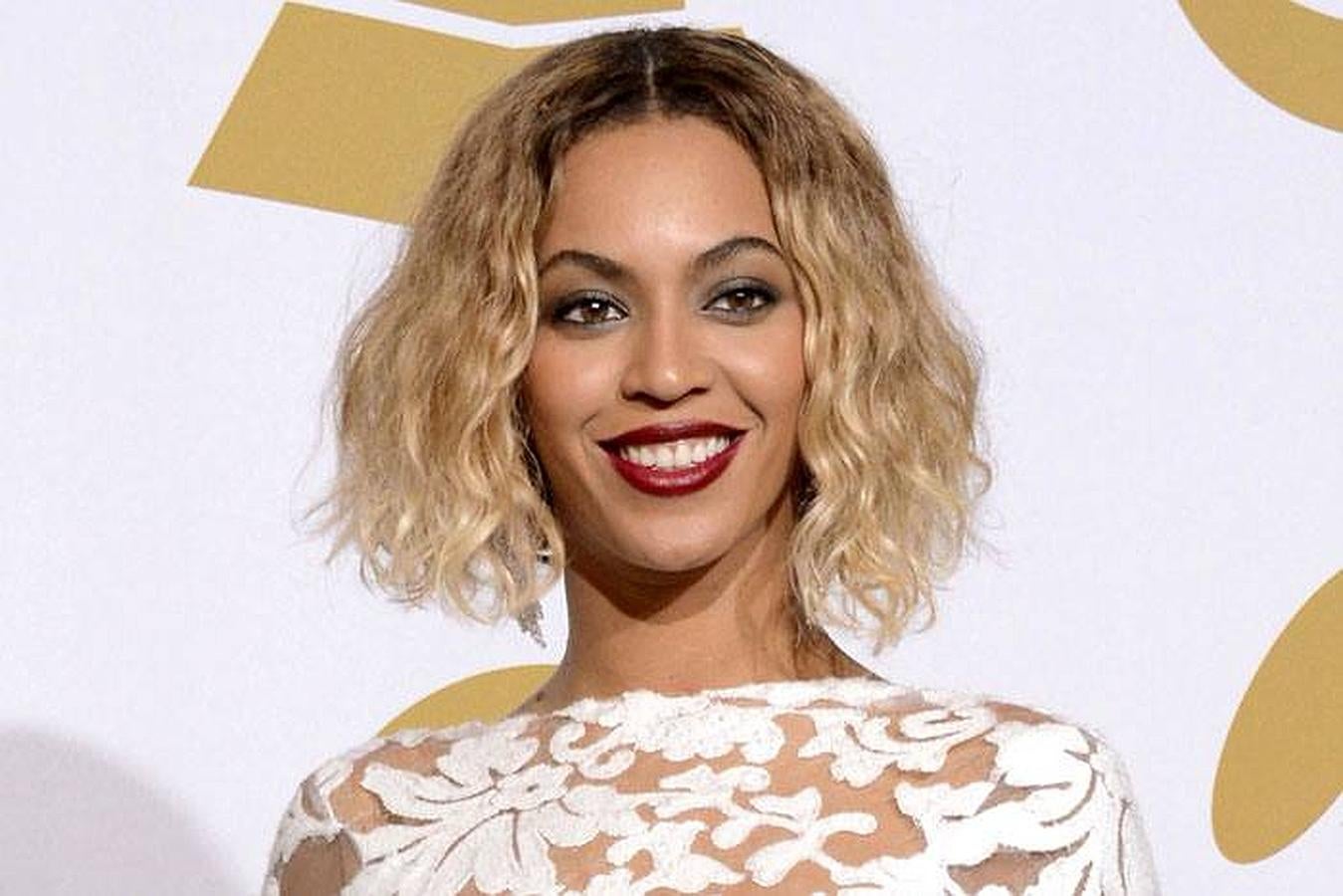 Los peinados de Beyoncé. La artista lleva ahora mismo este corte, aunque ha preferido prescindir del rubio y se ha vuelto a pasar al castaño