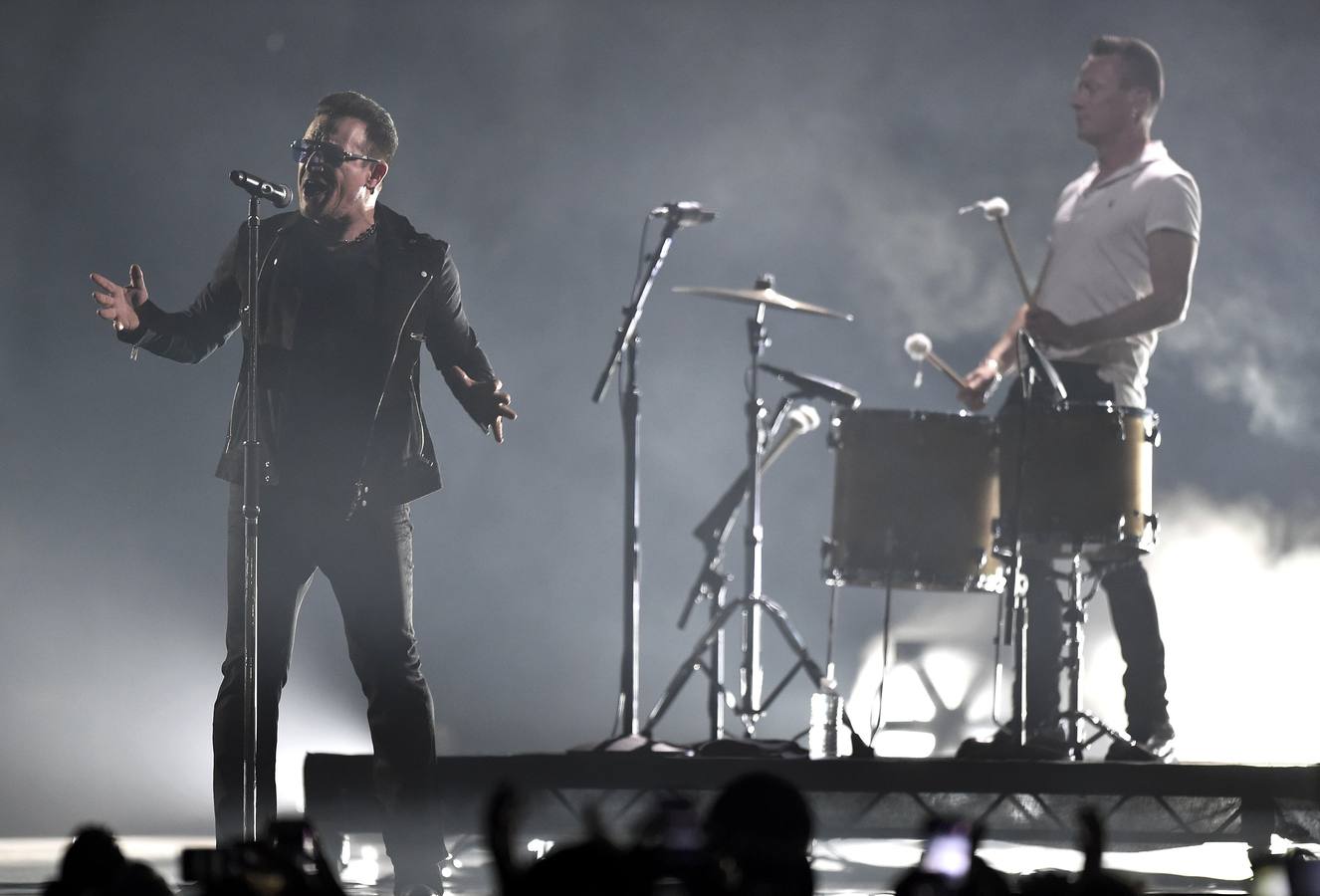 U2 actúa durante la ceremonia.