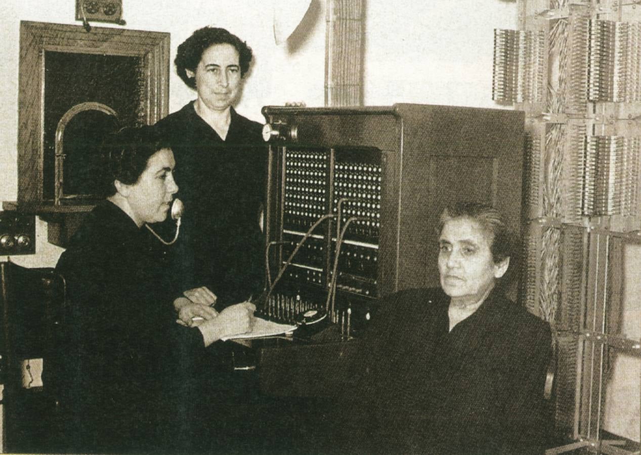 Empleadas de Teléfonos en nerja, inaugurado en 1953.