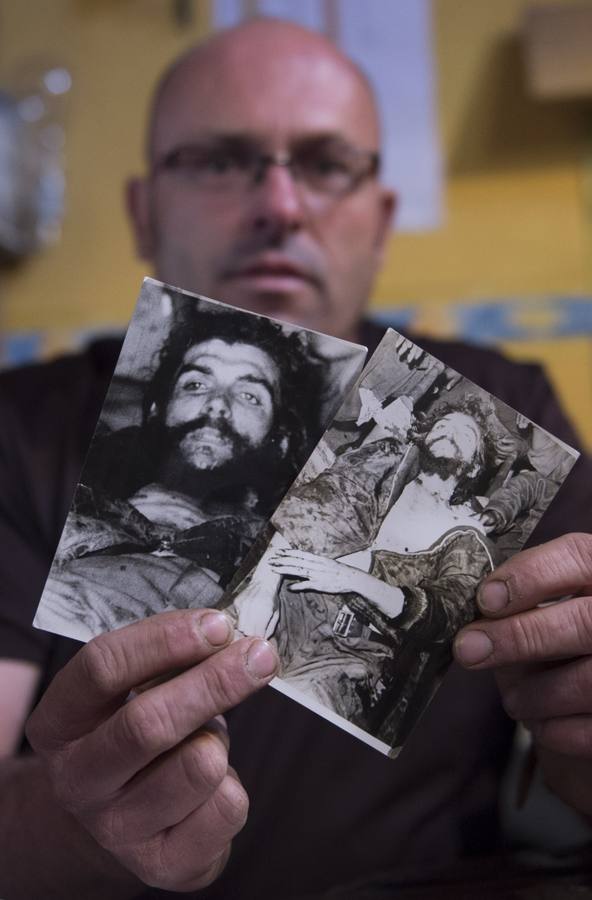 Las fotos parecen corresponder a distintos momentos ya que en unas aparece el cuerpo del famoso médico argentino, convertido en mito revolucionario, vestido con una cazadora abierta, mientras en otras parece sin la chaqueta y dispuesto para ser mostrado