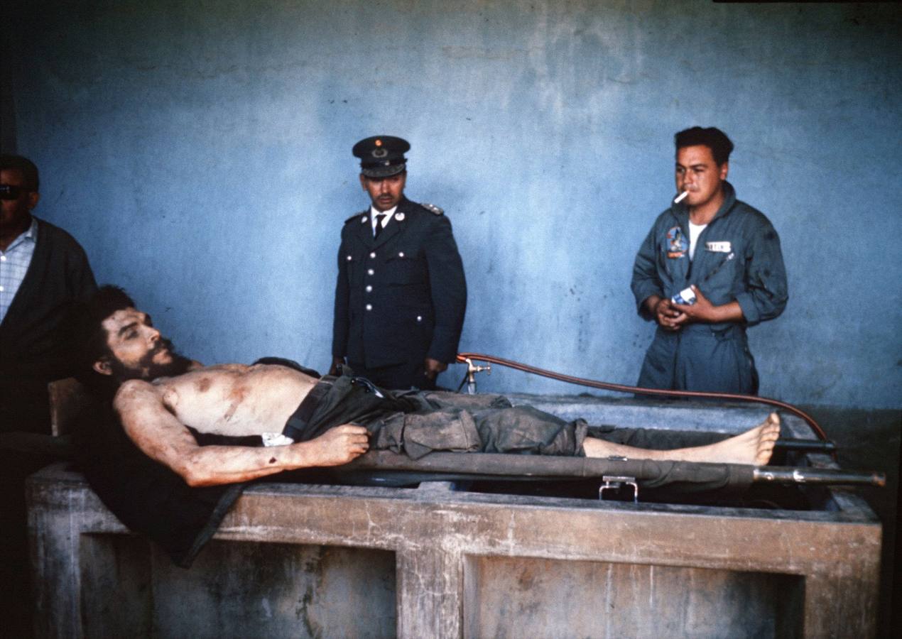 Una imagen tomada en 10 de octubre 1967 muestra el cuerpo de Ernesto "Che" Guevara, el héroe de origen argentino de los revolucionarios de América Latina