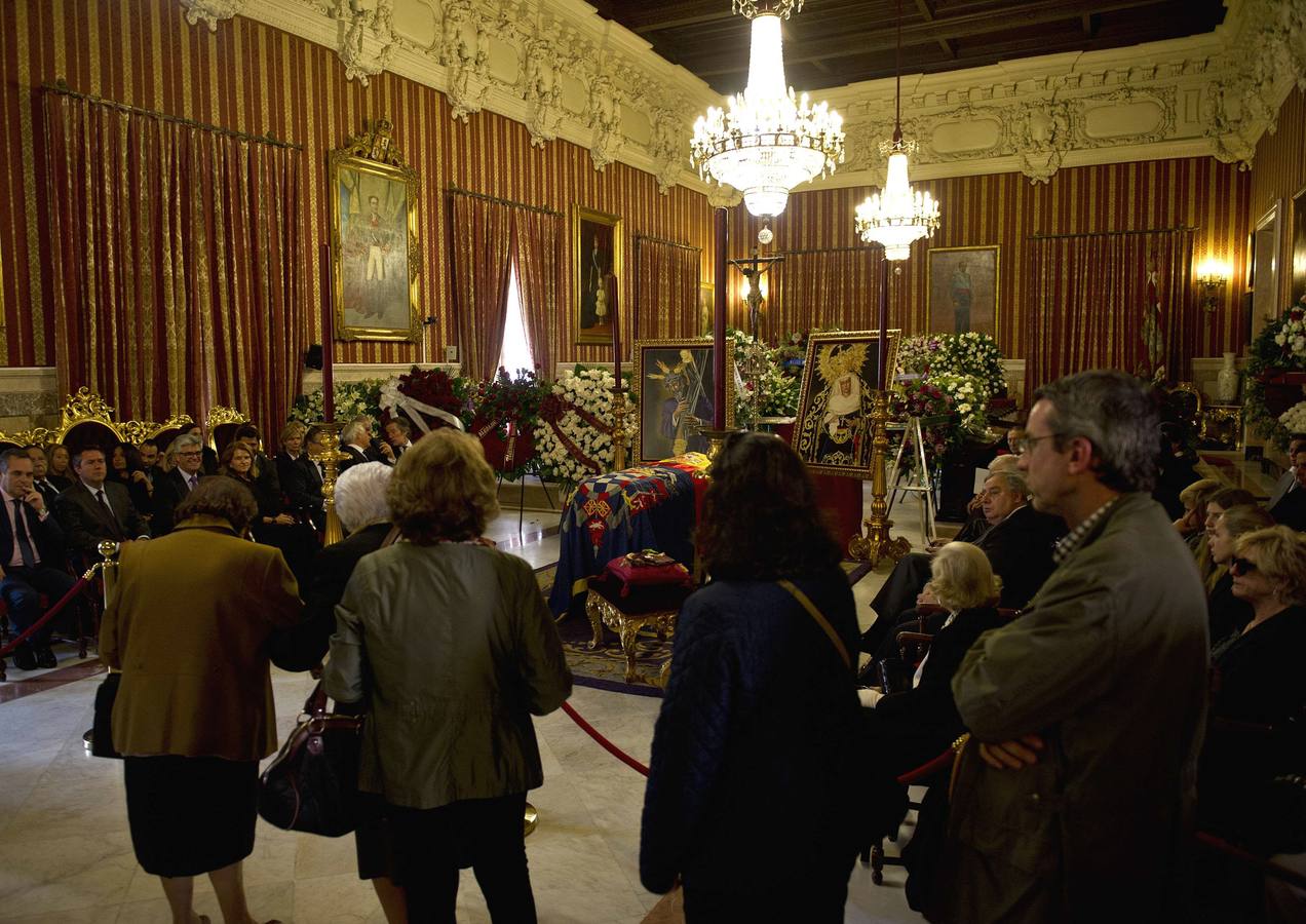 Primeras visitas de ciudadanos en la capilla ardiente. 